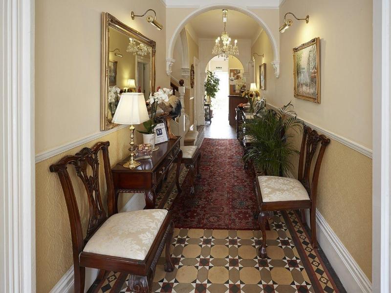 Somerville House - Lobi
