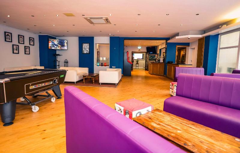 Celebrity - Bar