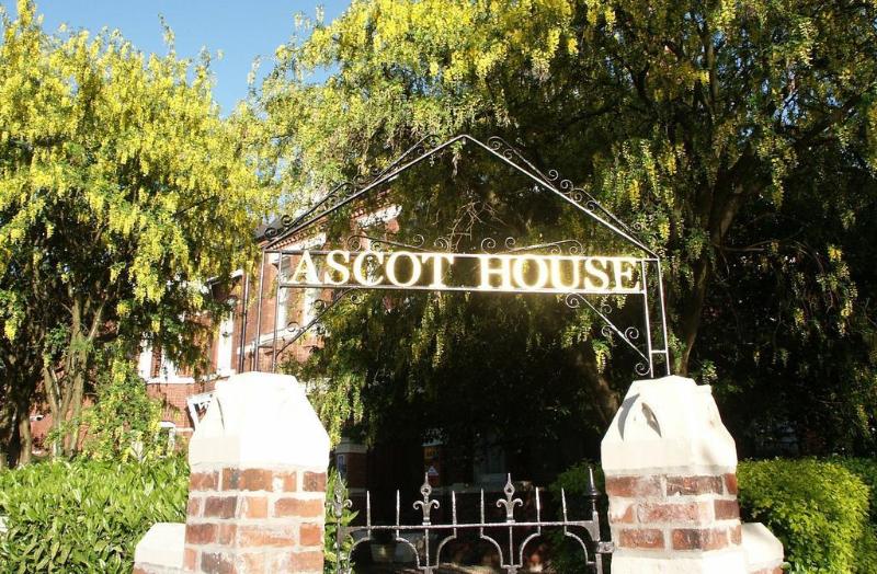 Ascot House - Genel