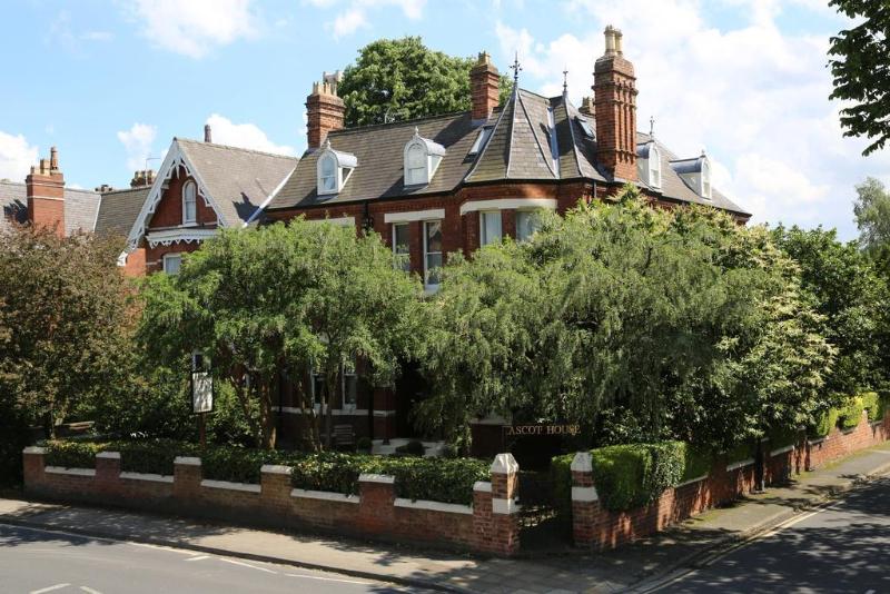 Ascot House - Genel