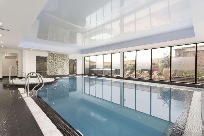 Ramada Resort by Wyndham Park Hall Wolverhampton - Havuz