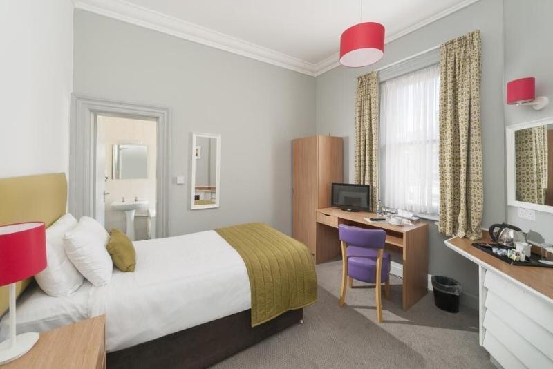 The Caledonian Tower Hotel - Oda