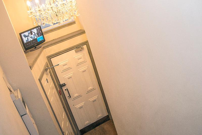 Base Serviced Apartments - Sir Thomas Street - Lobi
