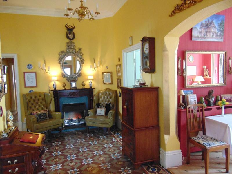 Holywell House - Aktivite