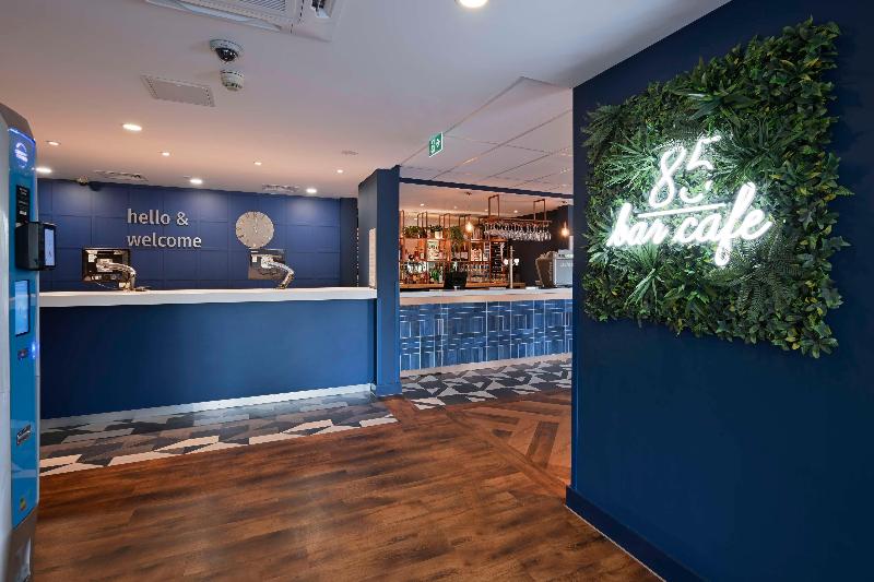 Travelodge Bracknell Central - Lobi