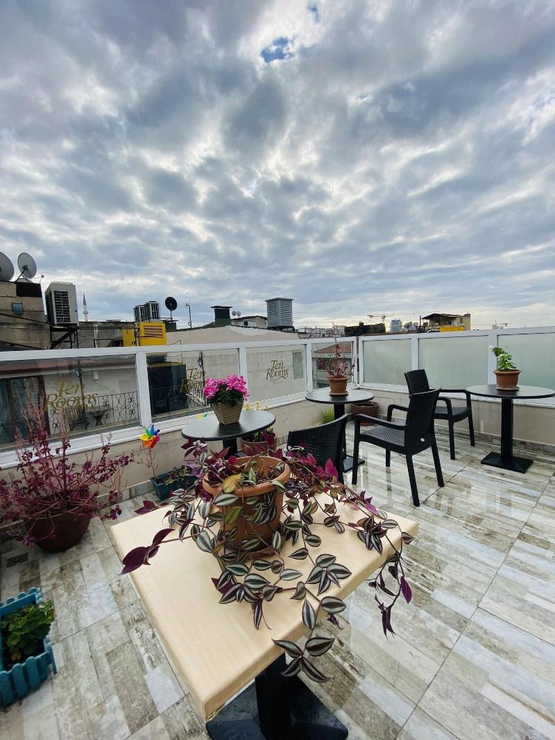 Ten Rooms Hotel - Teras