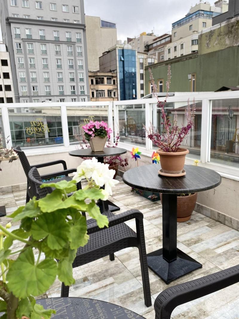 Ten Rooms Hotel - Teras