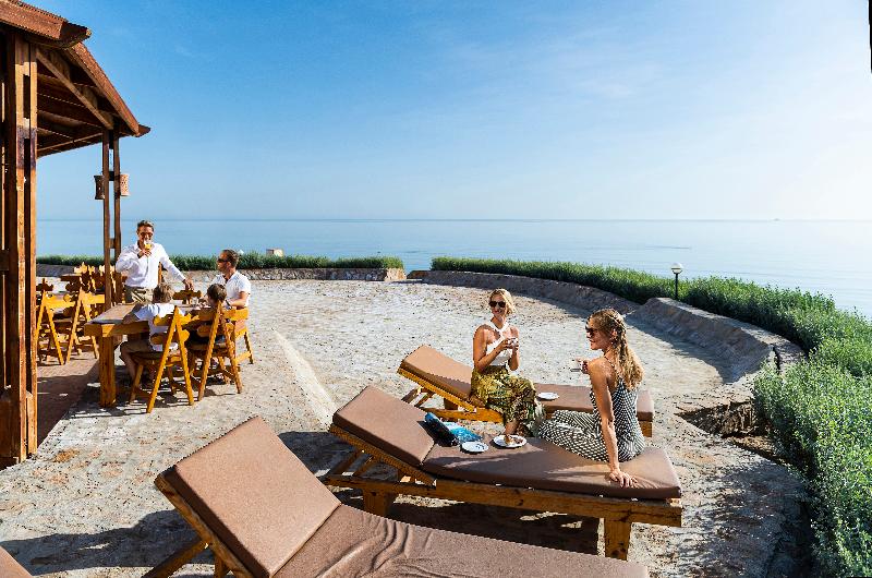 The Three Corners Equinox Beach Resort - Teras