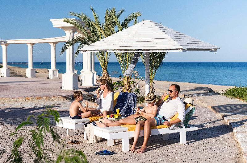 The Three Corners Equinox Beach Resort - Teras