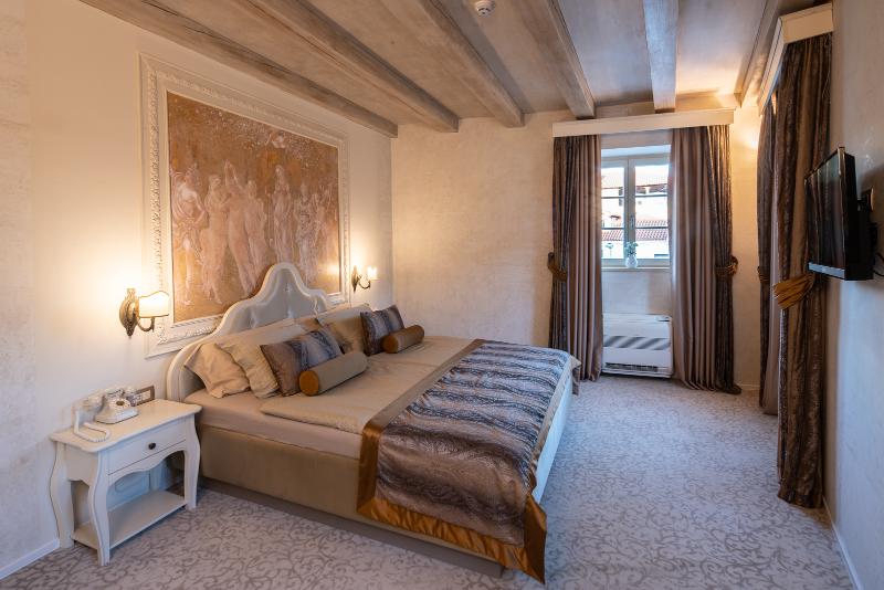 Heritage Hotel Life Palace - Oda