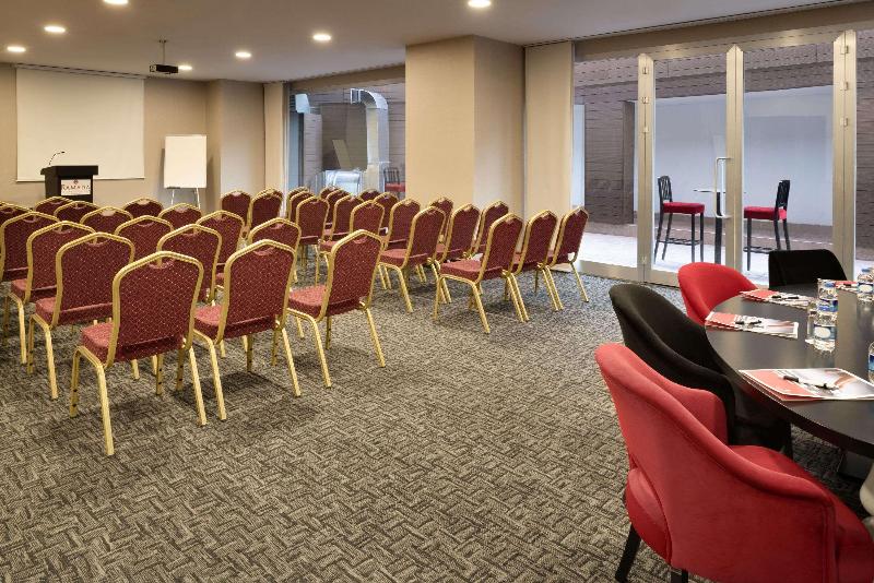 Ramada Hotel & Suites By Wyndham Istanbul Sisli - Toplantı