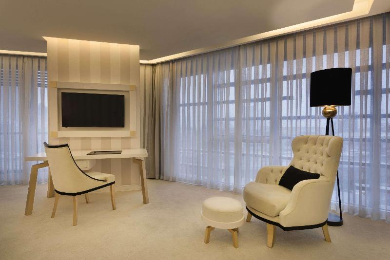 Ramada Hotel & Suites By Wyndham Istanbul Sisli - Oda