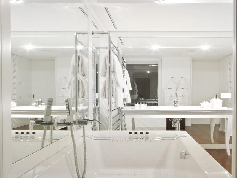 Magna Pars - L'Hotel a Parfum - Oda