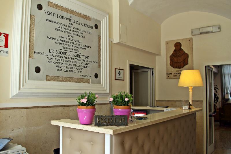 Sisters' Hostel - Lobi