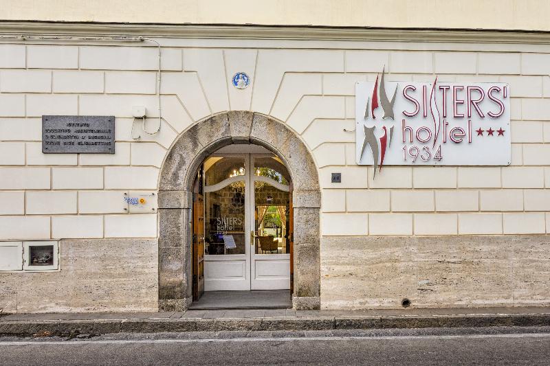 Sisters' Hostel - Genel