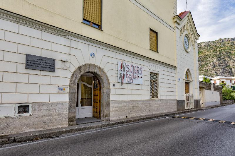 Sisters' Hostel - Genel