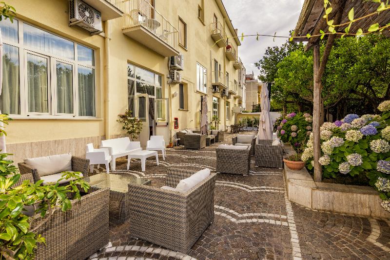Sisters' Hostel - Genel