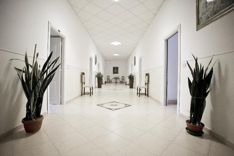 Sisters' Hostel - Genel