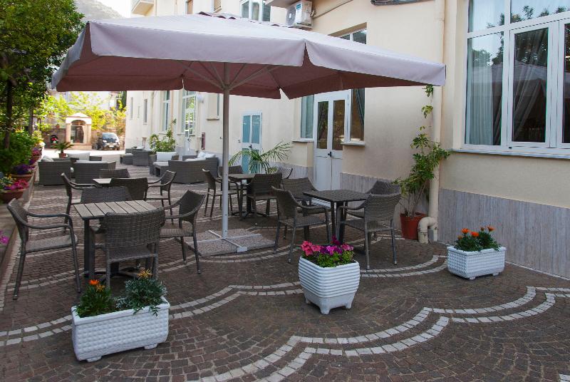 Sisters' Hostel - Genel