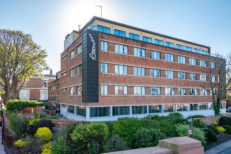 Roomzzz Chester City - Genel