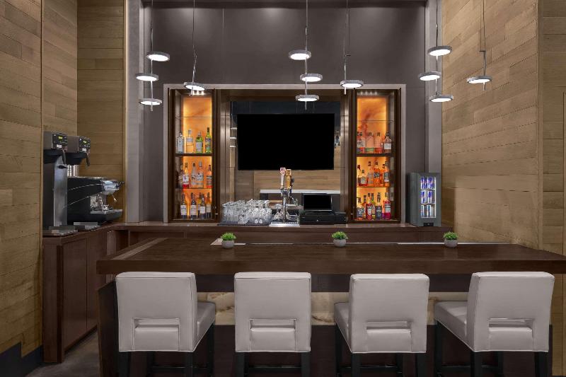 Cambria Suites Chelsea - Bar