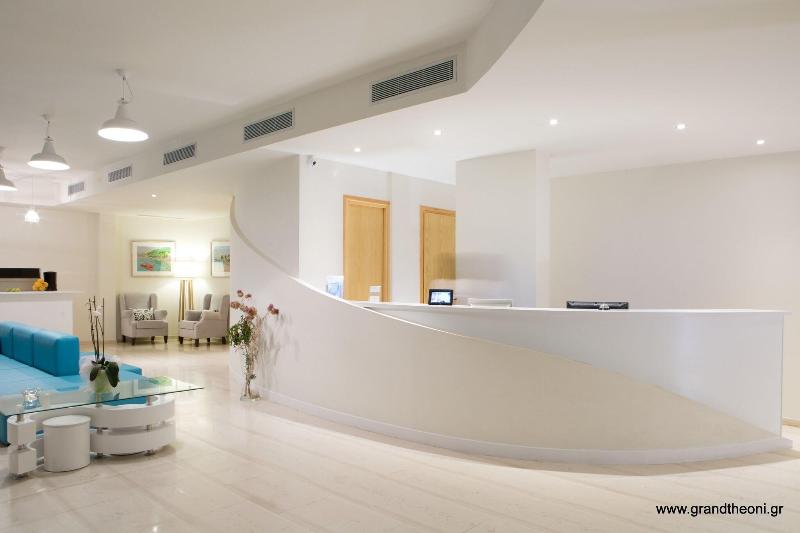 Grand Theoni Hotel Suites & Spa - Lobi