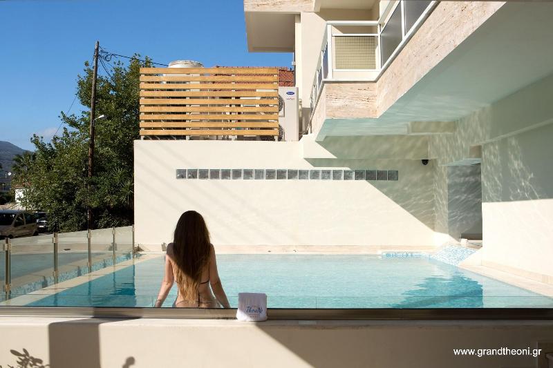 Grand Theoni Hotel Suites & Spa - Havuz
