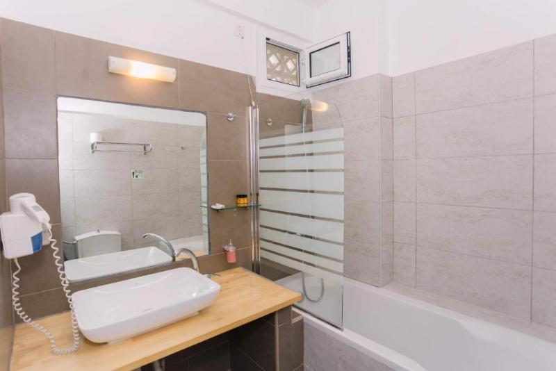 Rouda Bay Beach Hotel - Oda