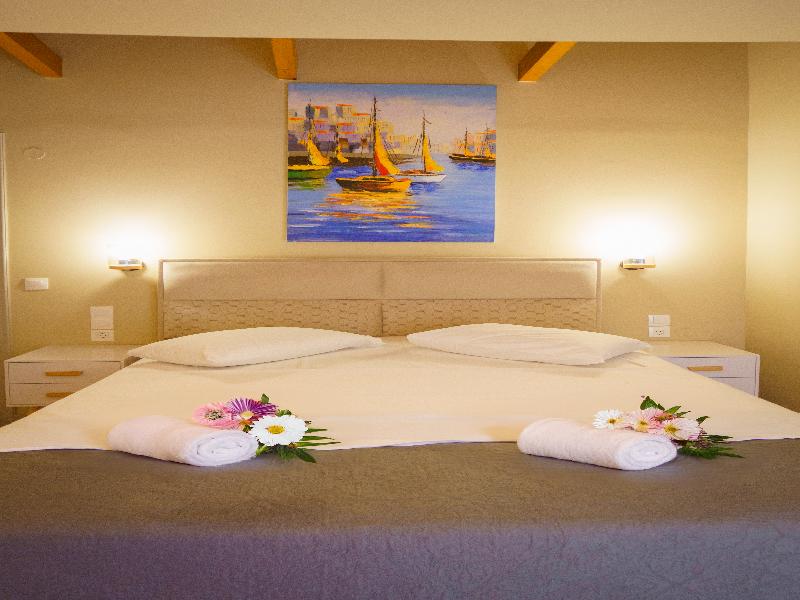 Rouda Bay Beach Hotel - Oda