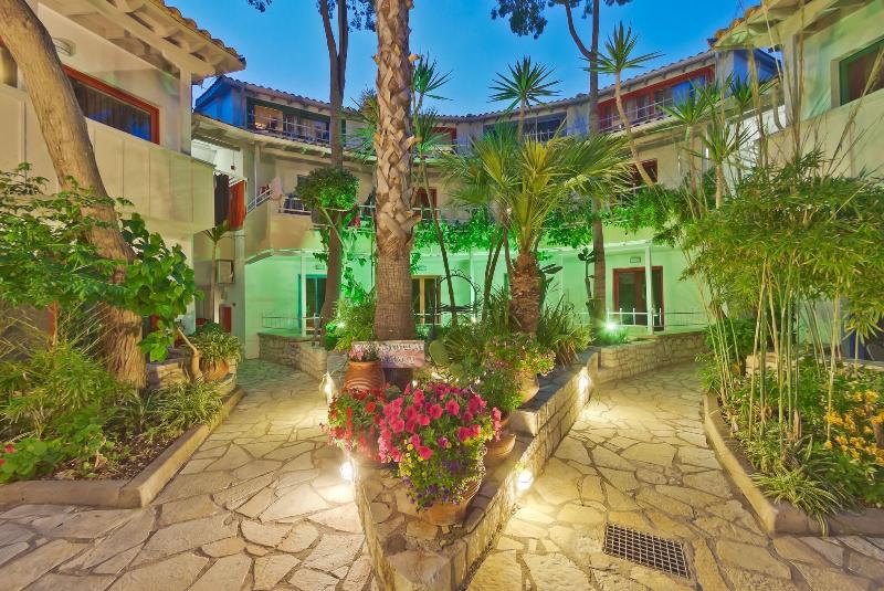 Rouda Bay Beach Hotel - Teras