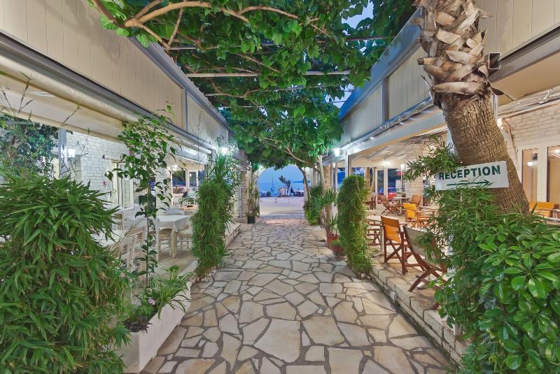 Rouda Bay Beach Hotel - Teras