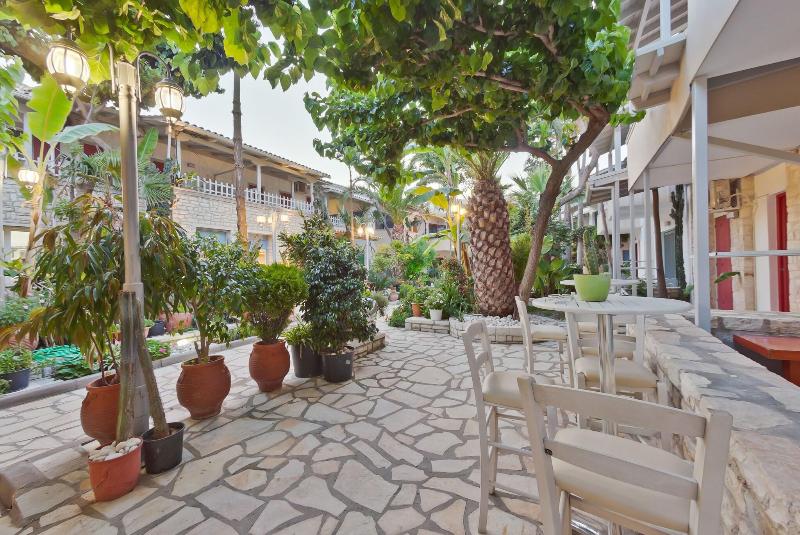 Rouda Bay Beach Hotel - Teras
