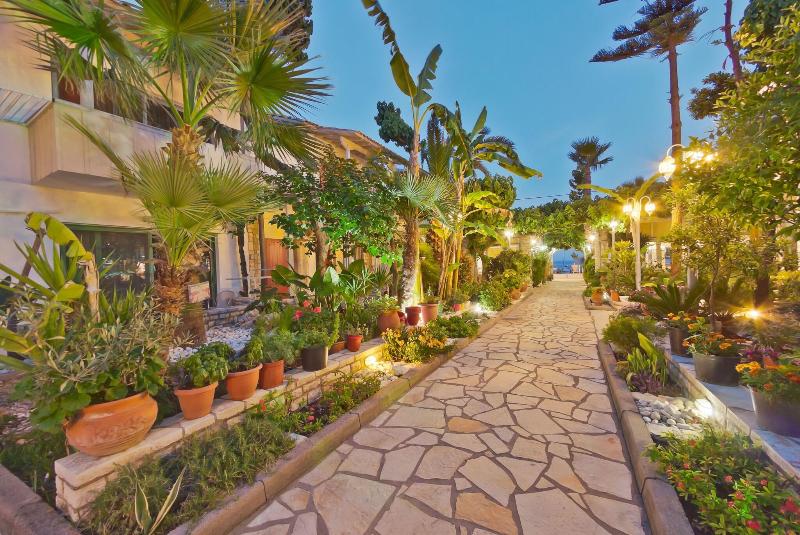 Rouda Bay Beach Hotel - Teras