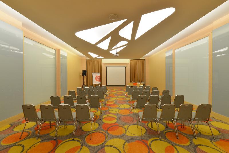HARRIS Hotel And Convention Ciumbuleuit Bandung - Toplantı