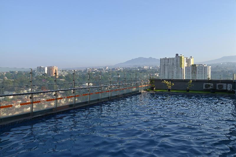 HARRIS Hotel And Convention Ciumbuleuit Bandung - Havuz