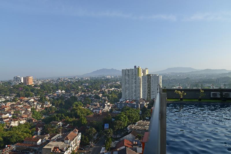 HARRIS Hotel And Convention Ciumbuleuit Bandung - Havuz