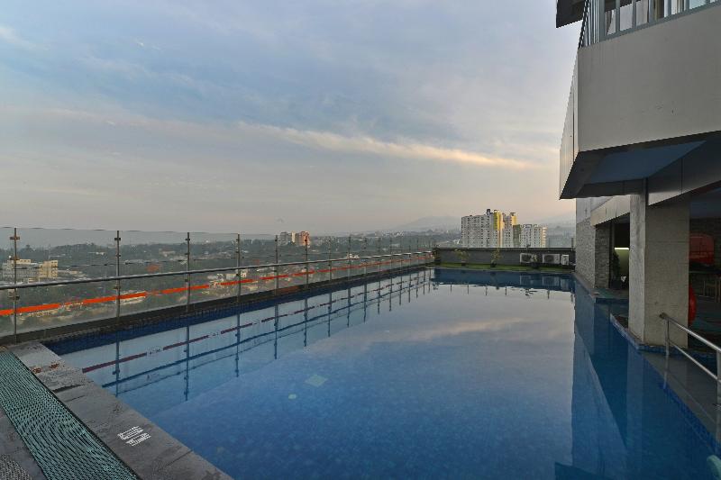 HARRIS Hotel And Convention Ciumbuleuit Bandung - Havuz
