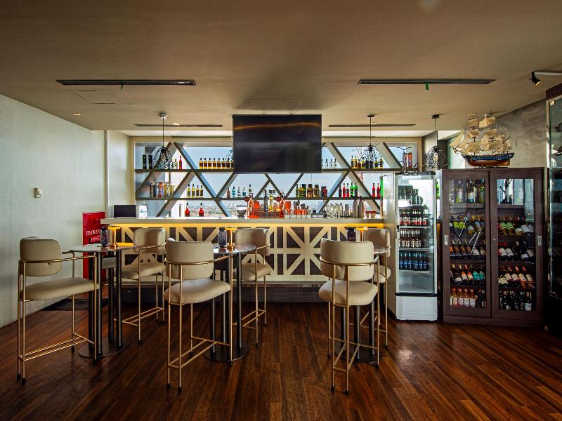 HARRIS Hotel & Conventions Gubeng Surabaya - Bar