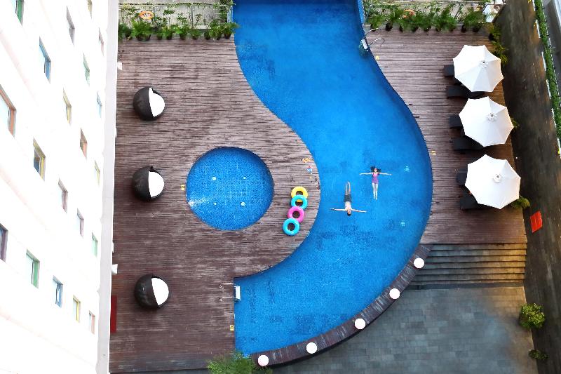 HARRIS Hotel & Conventions Gubeng Surabaya - Havuz