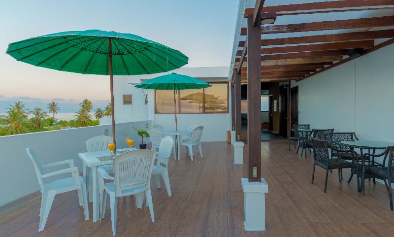 Beachwood Hotel and Spa at Maafushi - Teras
