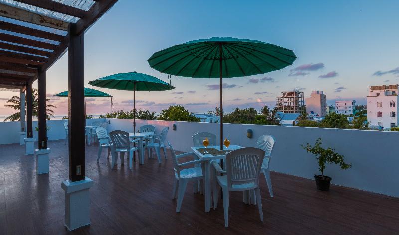 Beachwood Hotel and Spa at Maafushi - Teras