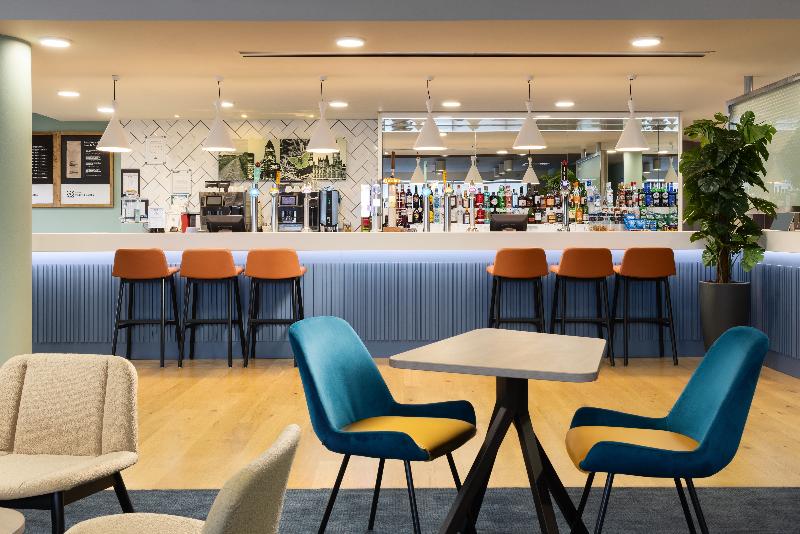 Hampton By Hilton Gatwick North - Bar