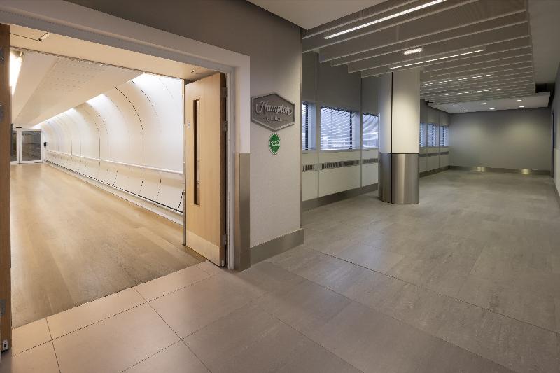 Hampton By Hilton Gatwick North - Lobi