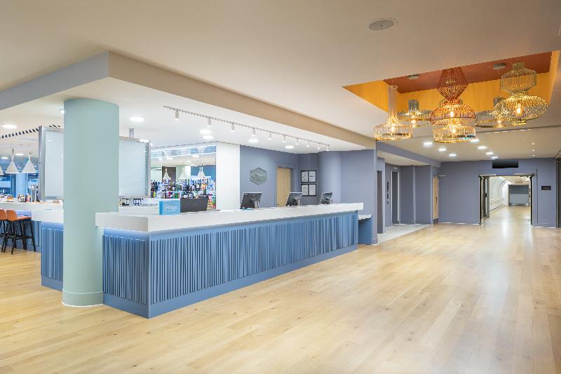 Hampton By Hilton Gatwick North - Genel