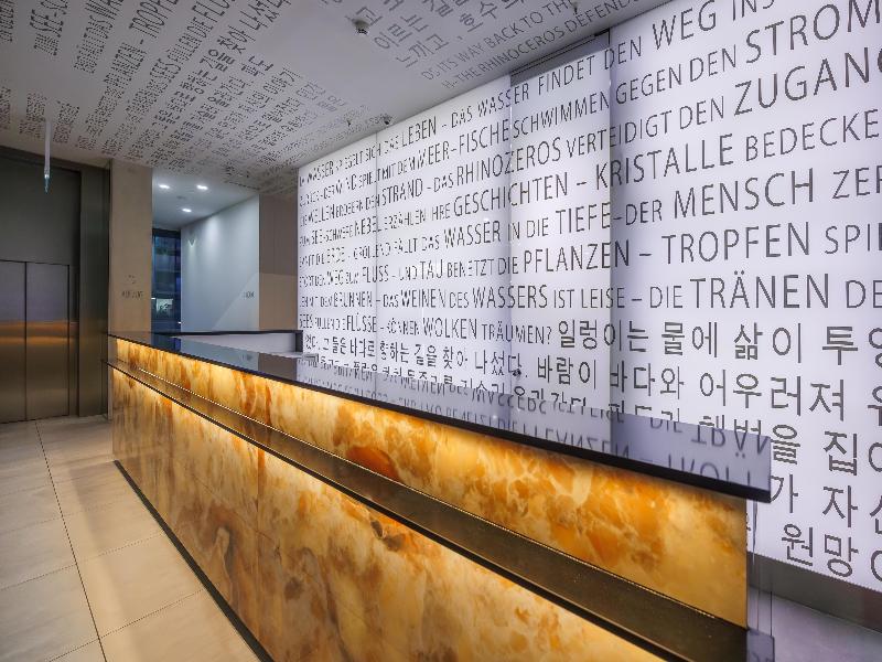 art'otel cologne powered by Radisson Hotels - Lobi