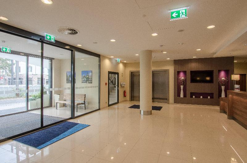Premier Inn Düsseldorf City Centre - Lobi