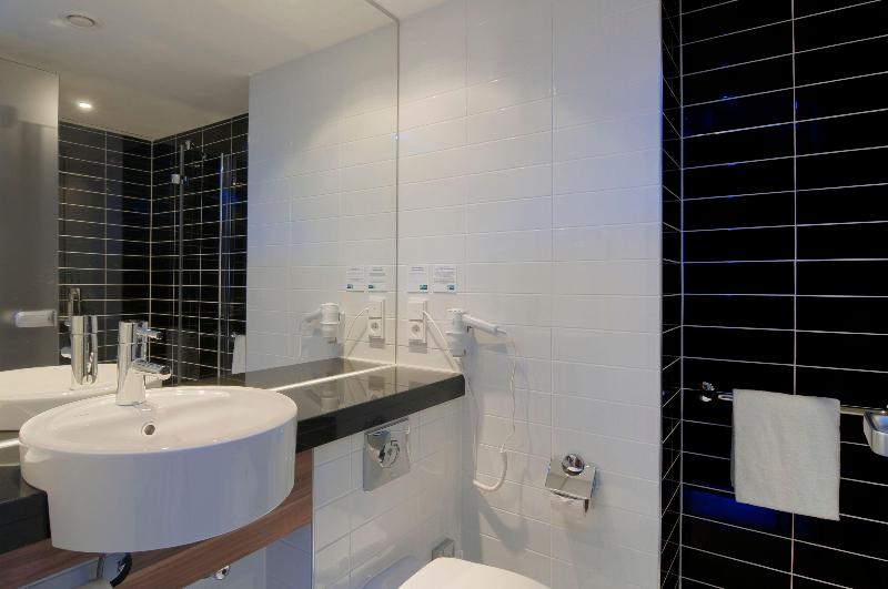 Premier Inn Düsseldorf City Centre - Oda