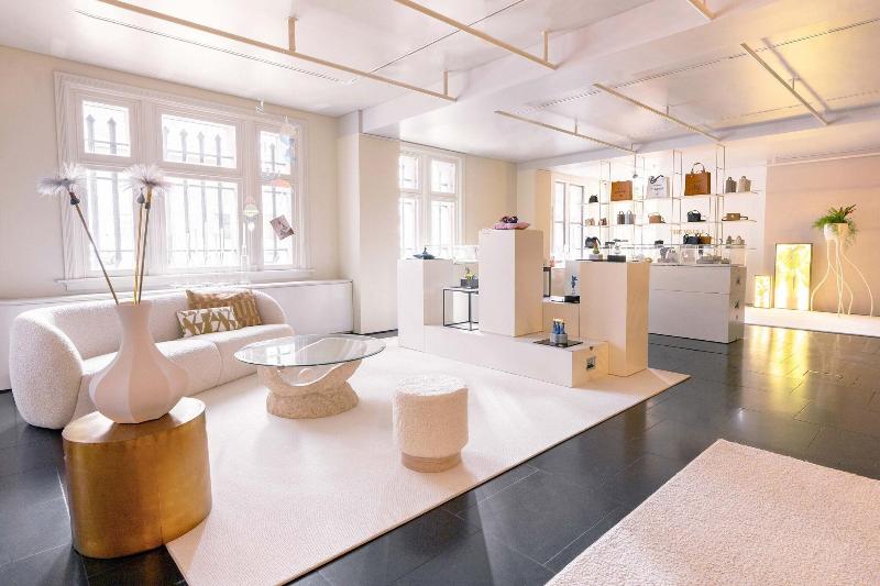 W Amsterdam - Genel