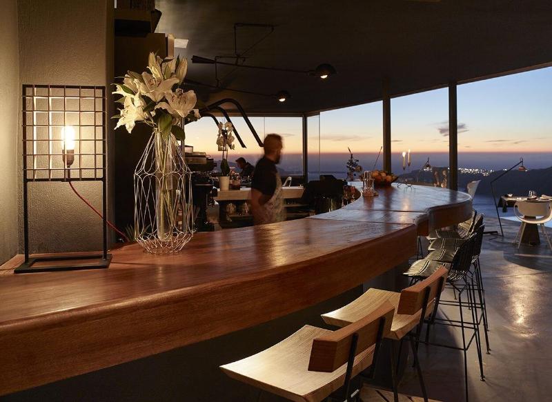 West East Suites - Bar