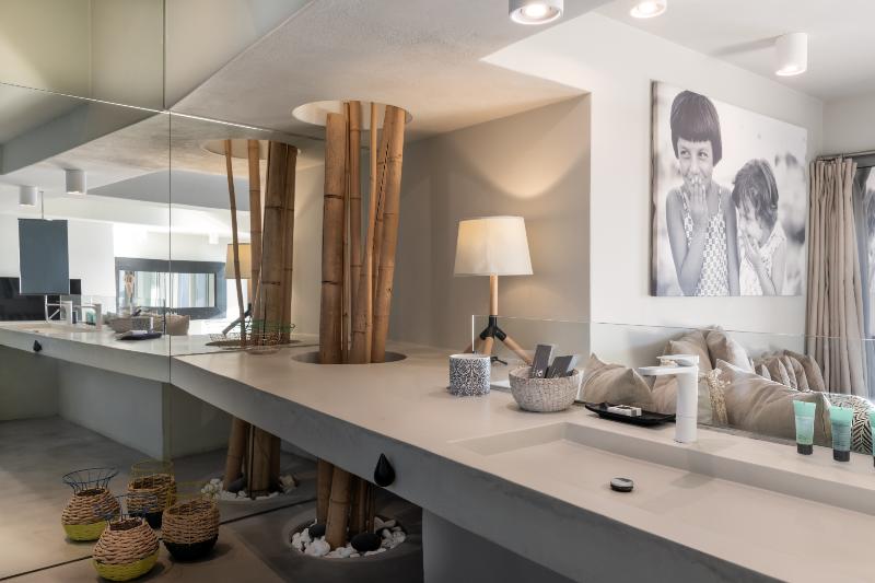 West East Suites - Oda